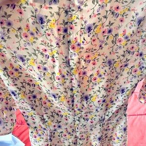 Pretty corset floral dress with ruffle at sleeve and hem.